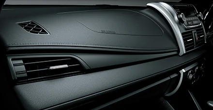 車のダッシュボードなど