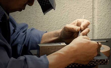 手作業による緻密な準備作業